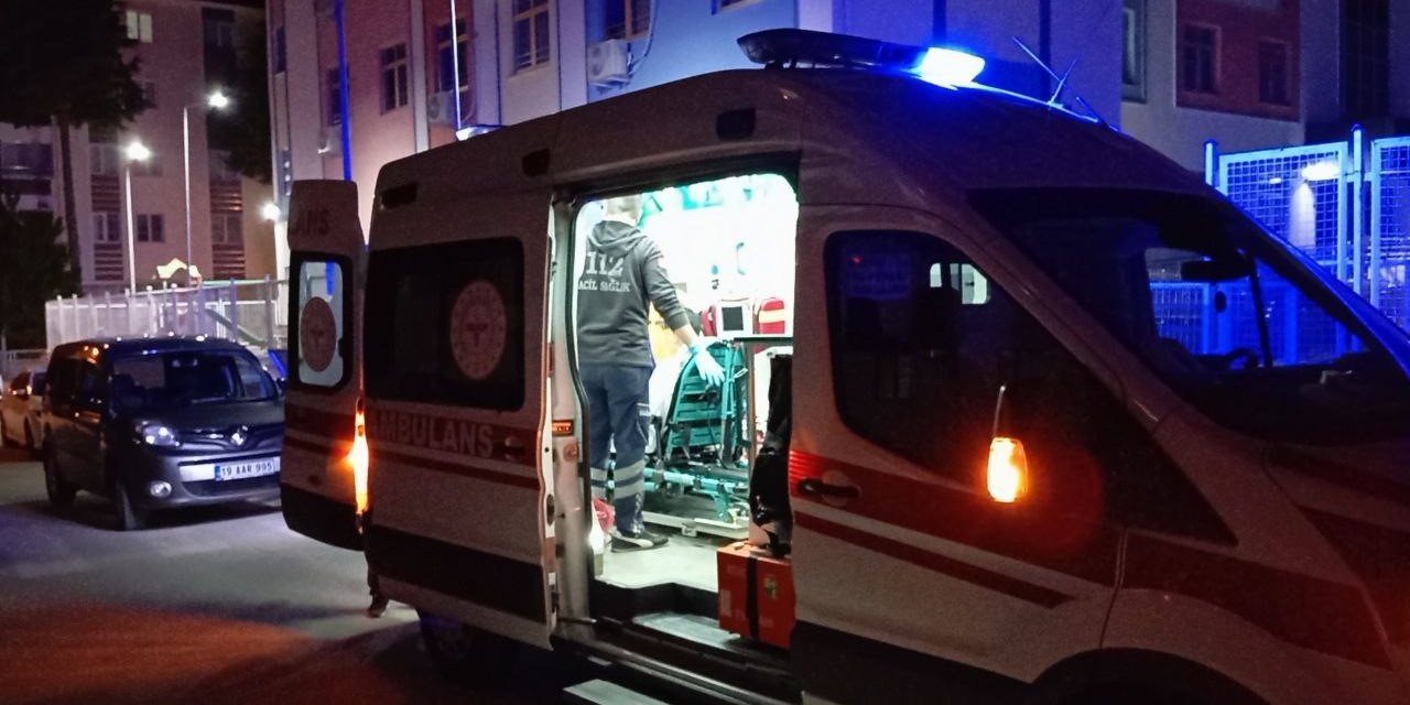 Okul bahçesinde oturan genç bıçaklı saldırıya uğradı