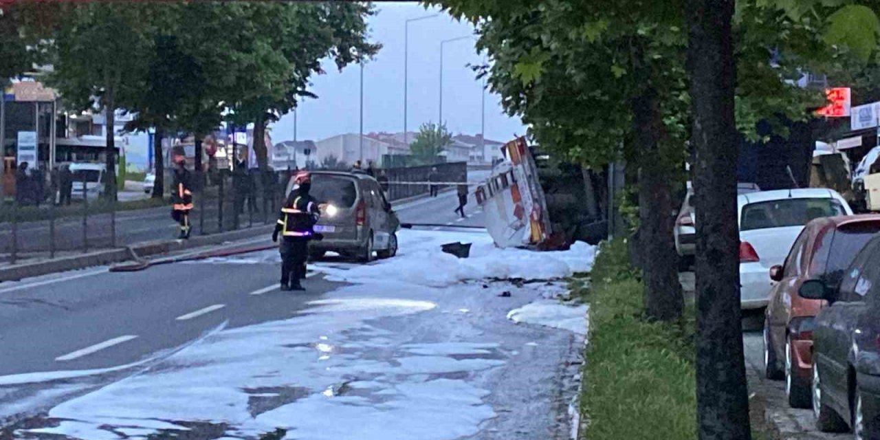 Benzin yüklü tanker kaza yaptı: Patlama riskine karşı karayolu trafiğe kapatıldı, evler tahliye edildi