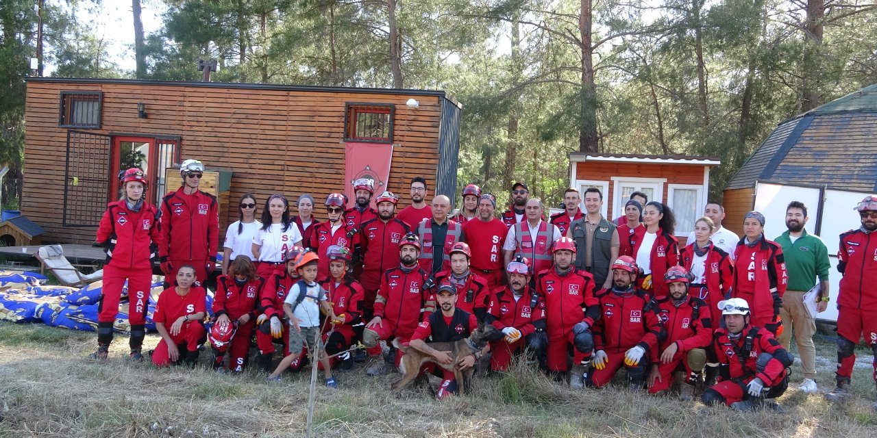Tatbikat alanında incelemelerde bulundular