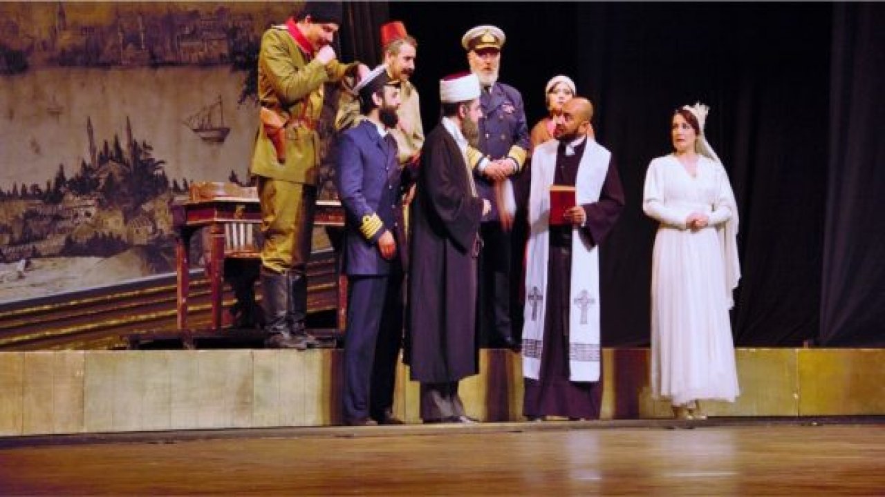 Tiyatro oyunu izleyenleri büyüledi