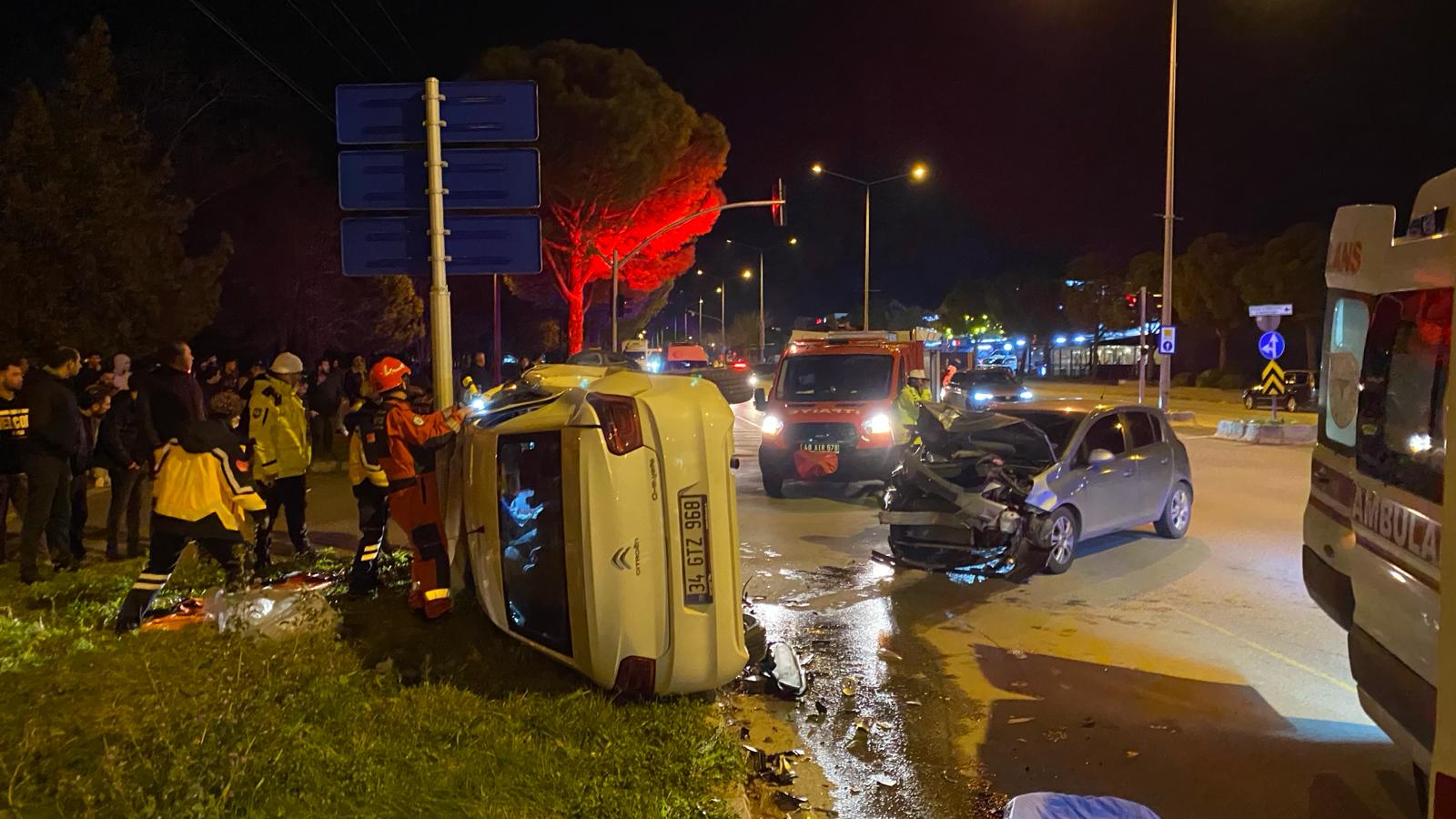 Menteşe'de kaza: Araçta mahsur kaldılar