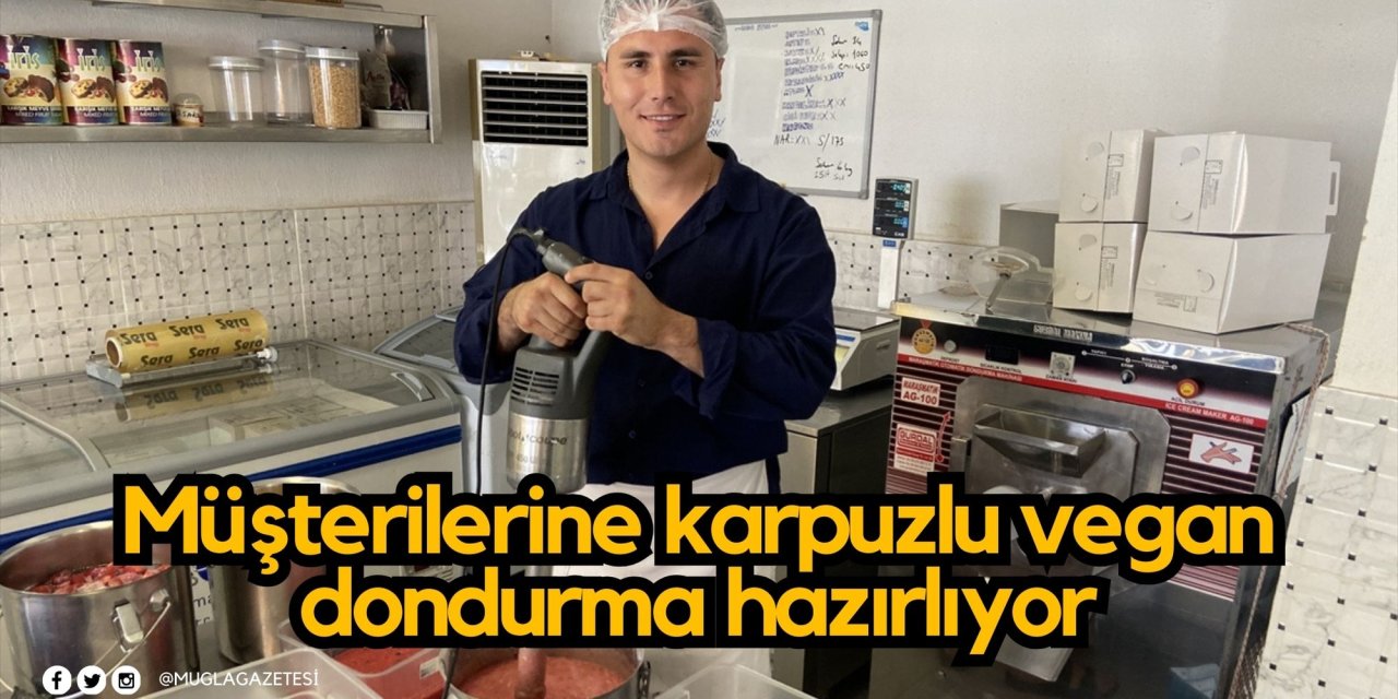 Dalaman'da dondurma üreticisi müşterilerine karpuzlu vegan dondurma hazırlıyor