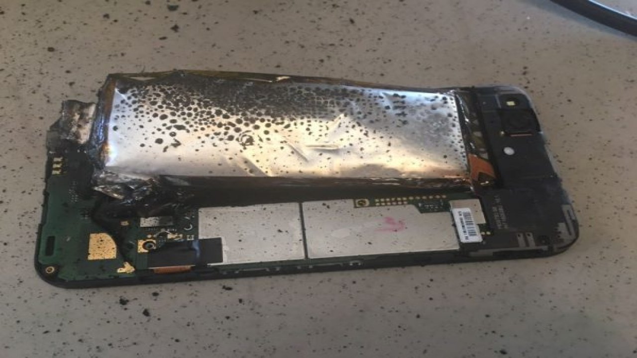 Cep telefonu bomba gibi patladı