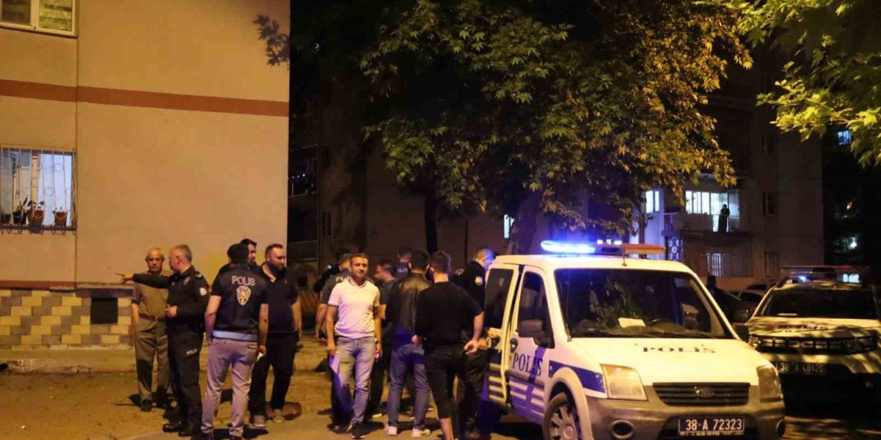 Merakı başına iş açtı: Silah seslerini duyup balkona çıkınca...