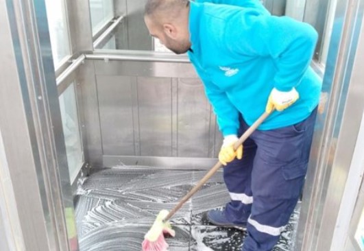 Bu kadarı 'pes' dedirtti: Asansöre tuvaletini yaptı