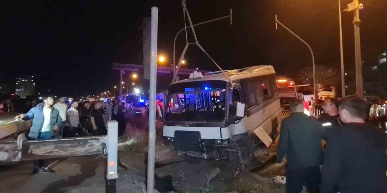 Yolcu minibüsü ile otomobil çarpıştı: 22 yaralı