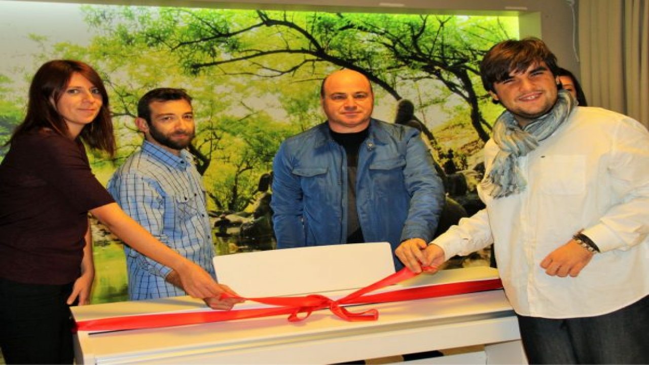 Piyano hediye ettiler