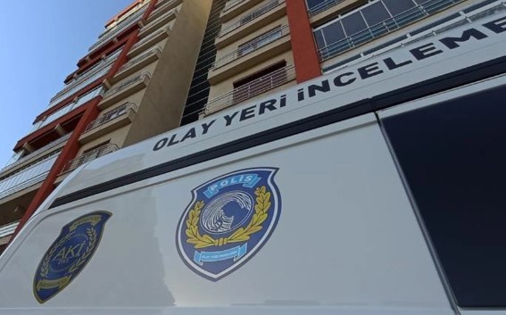 Silahla oynarken çocuk kendini çenesinden vurdu!