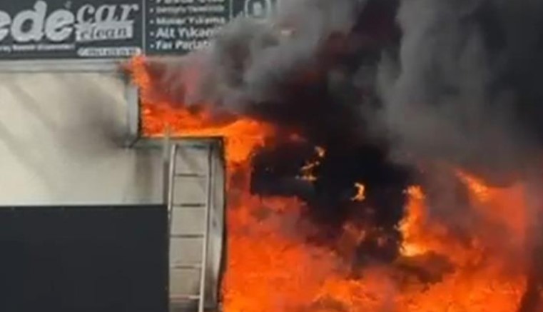 Park halindeki tır aniden alev aldı!