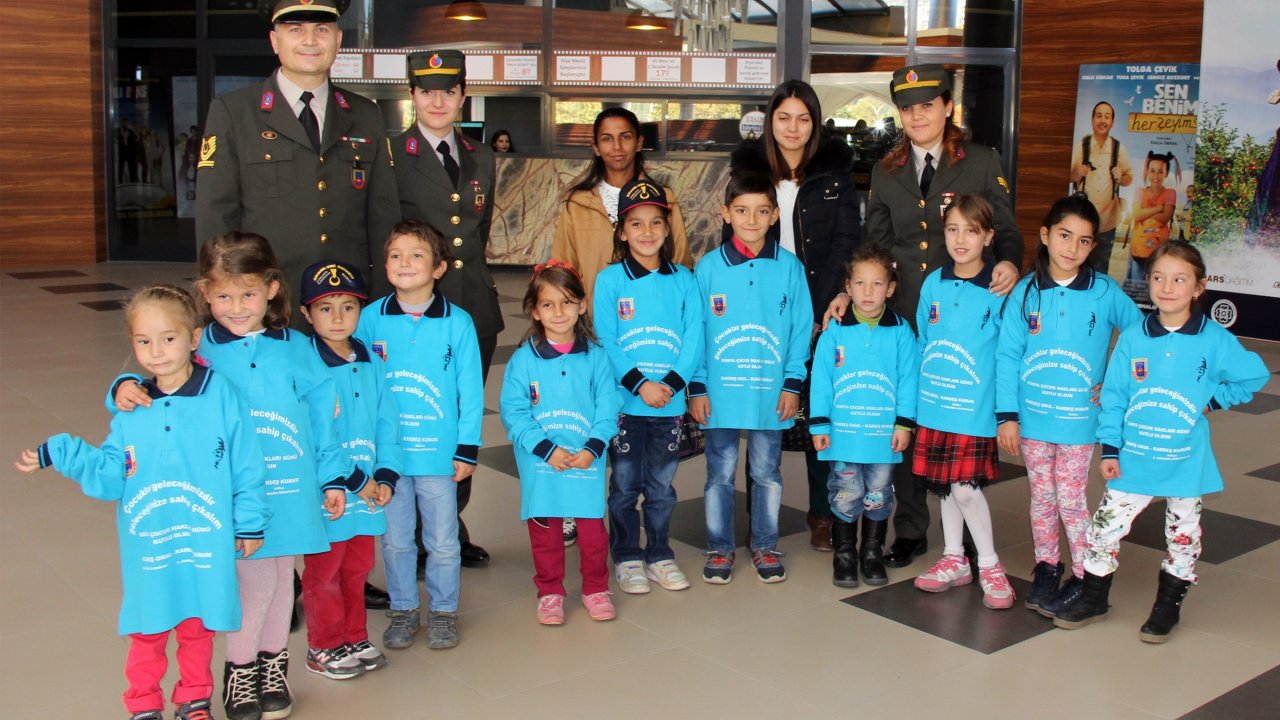 Jandarma, çocukları sinema ile tanıştırdı