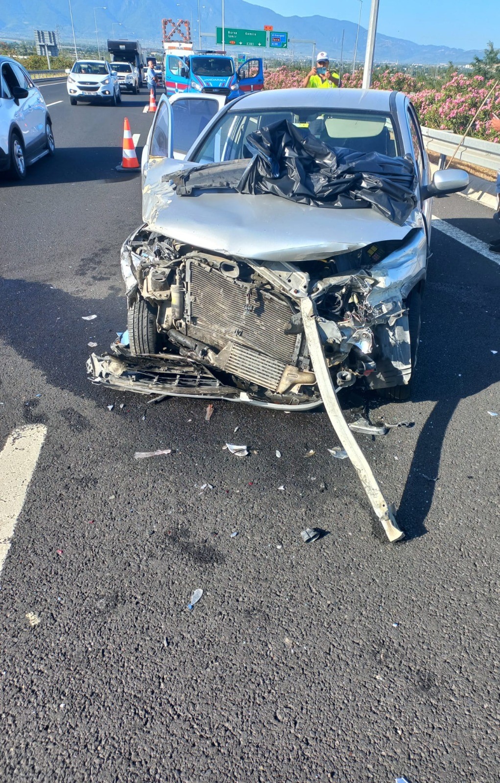 Feci kaza! Otomobil kamyona arkadan çarptı