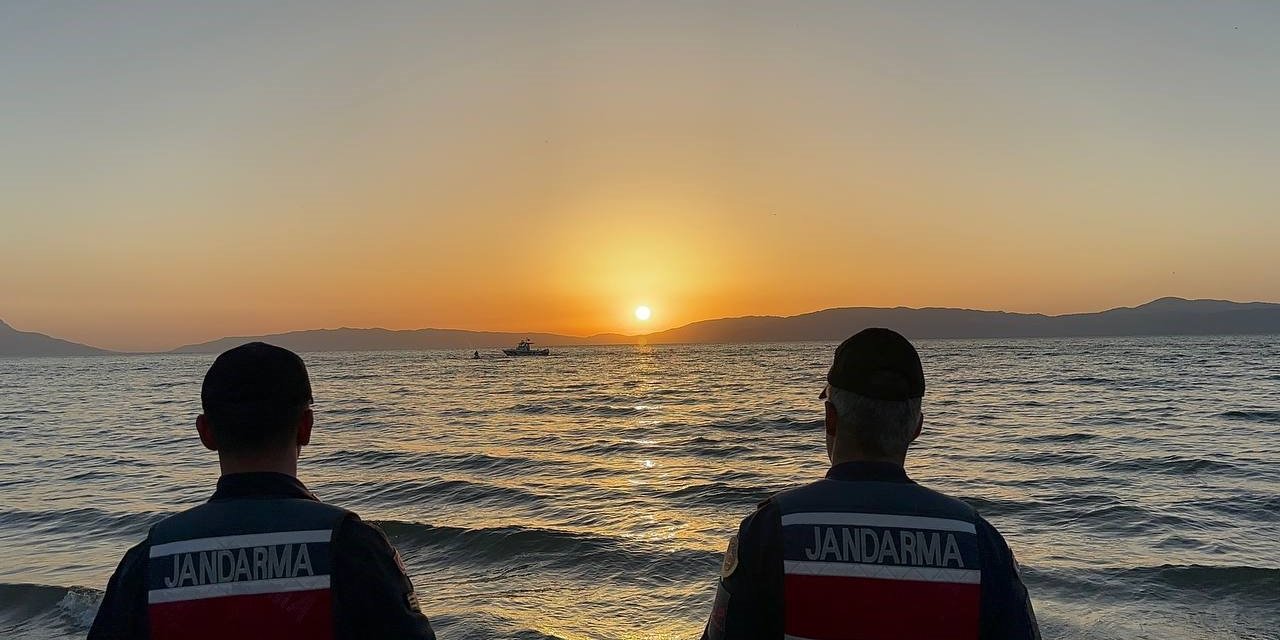 Jet skiden düşen genç kızı jandarma buldu...Dakikalarca hayata döndürmek için uğraştılar