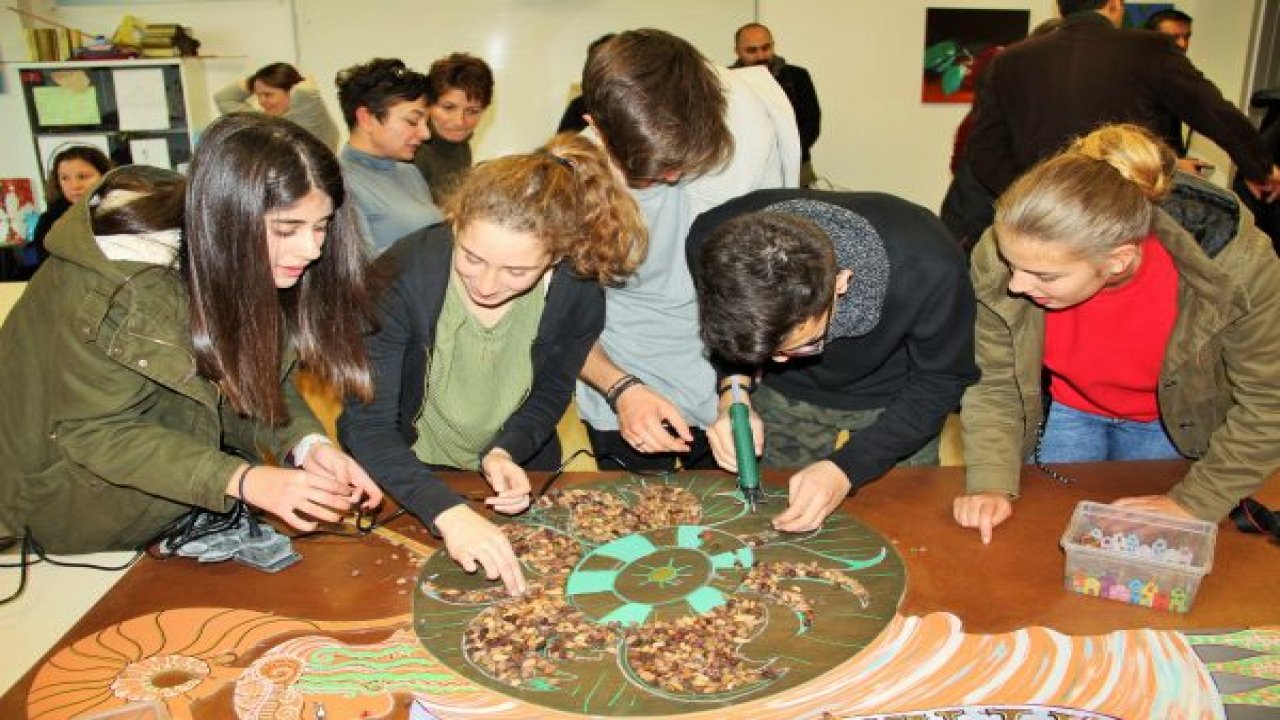 Zeytin çekirdeğinden tablo yaptılar