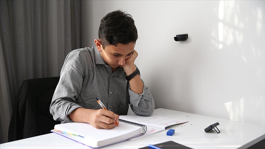 Doğum gününde LGS'den tam puan aldığını öğrenen depremzede Kerem, doktor olmak istiyor