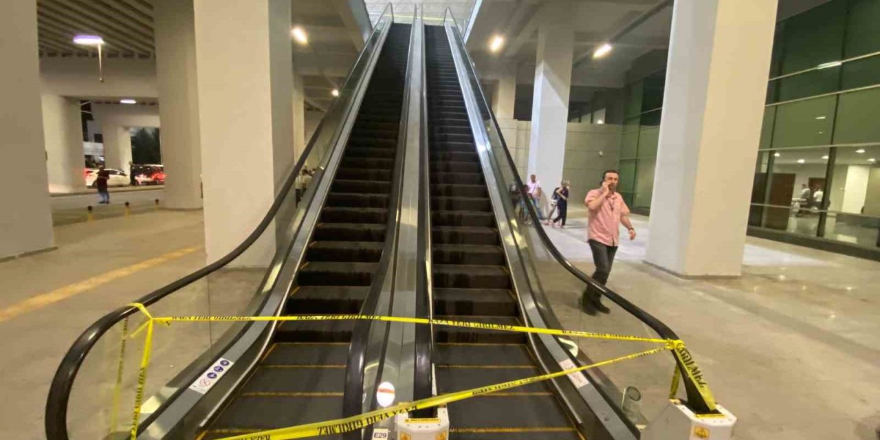 Havalimanında yürüyen merdiven durdu, vatandaşlar birbirinin üstüne düştü