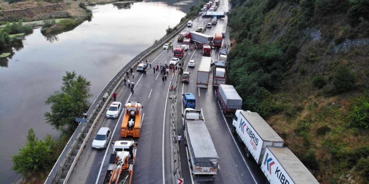 8 araçlı feci kaza: 1 ölü, 6 yaralı