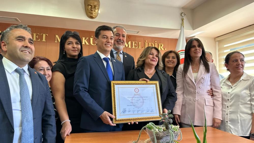 Marmaris'in yeni Belediye Başkanı Ünlü mazbatasını aldı