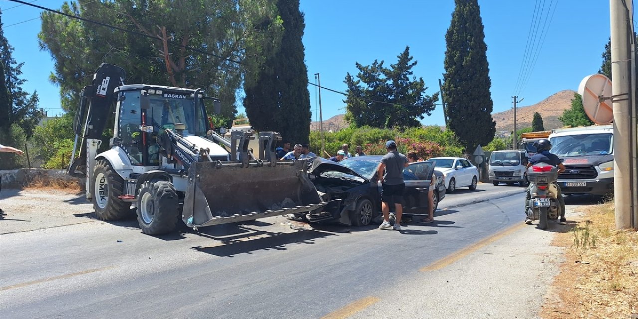 Bodrum’da feci kaza: Kepçeyle çarpışan otomobilin sürücüsü öldü