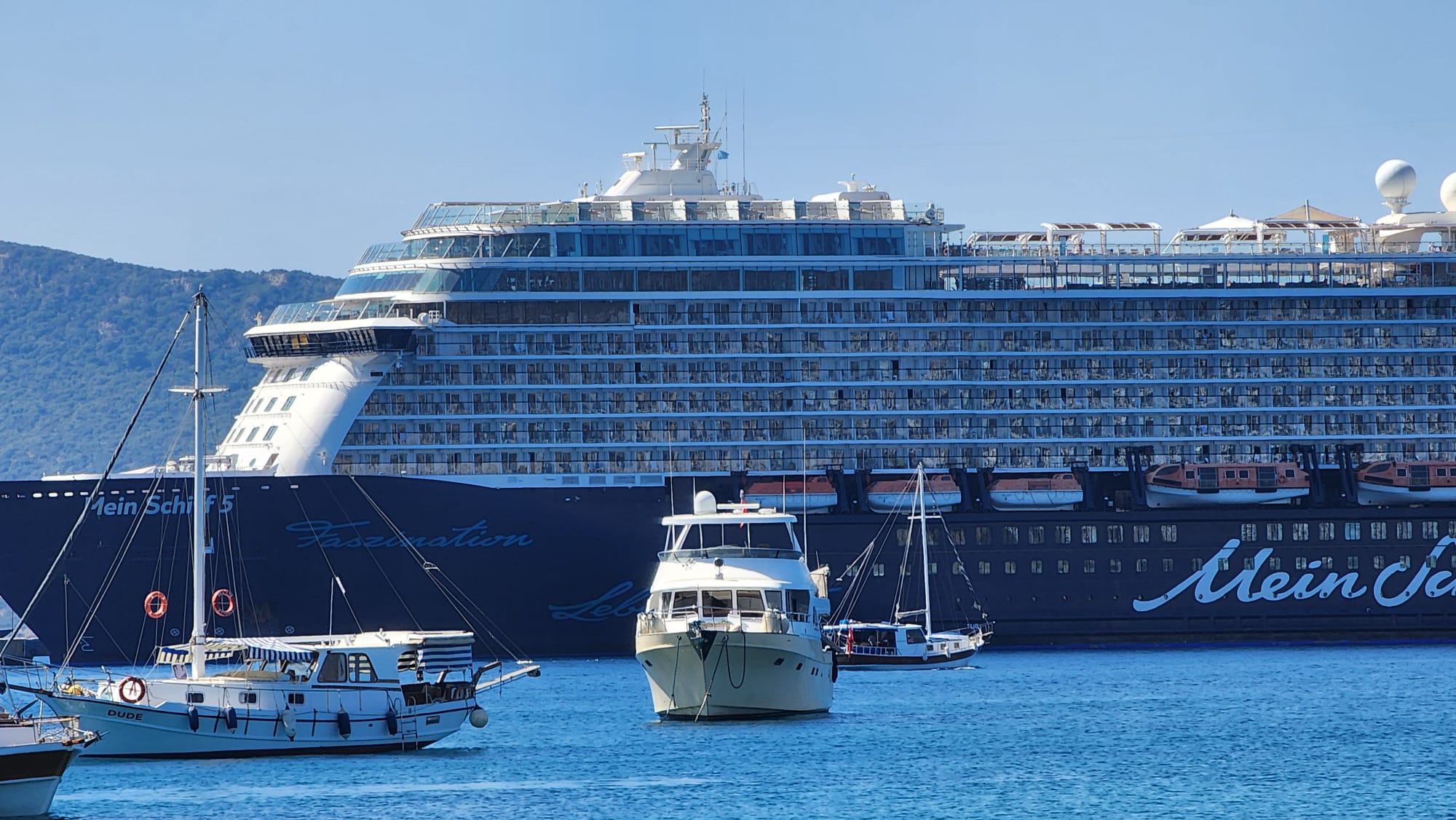 DEV GEMİ 2 BİN 802 YOLCUSUYLA BODRUM'DA GELDİ