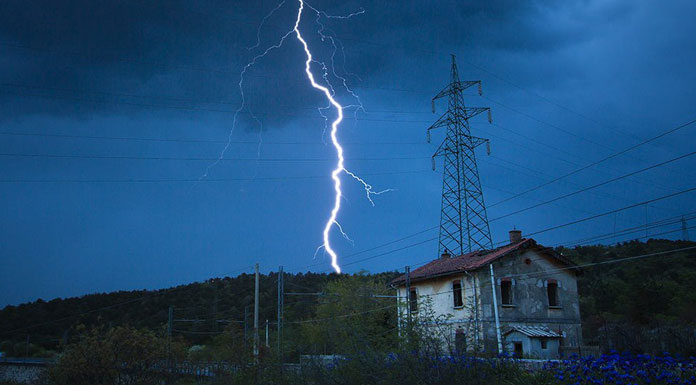 Feci olay! 16 yaşındaki çocuğa yıldırım isabet etti