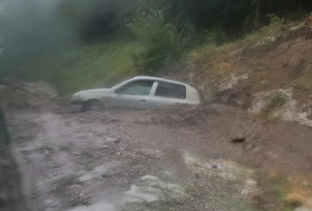 Otomobil sele kapıldı, o anlar kameraya yansıdı
