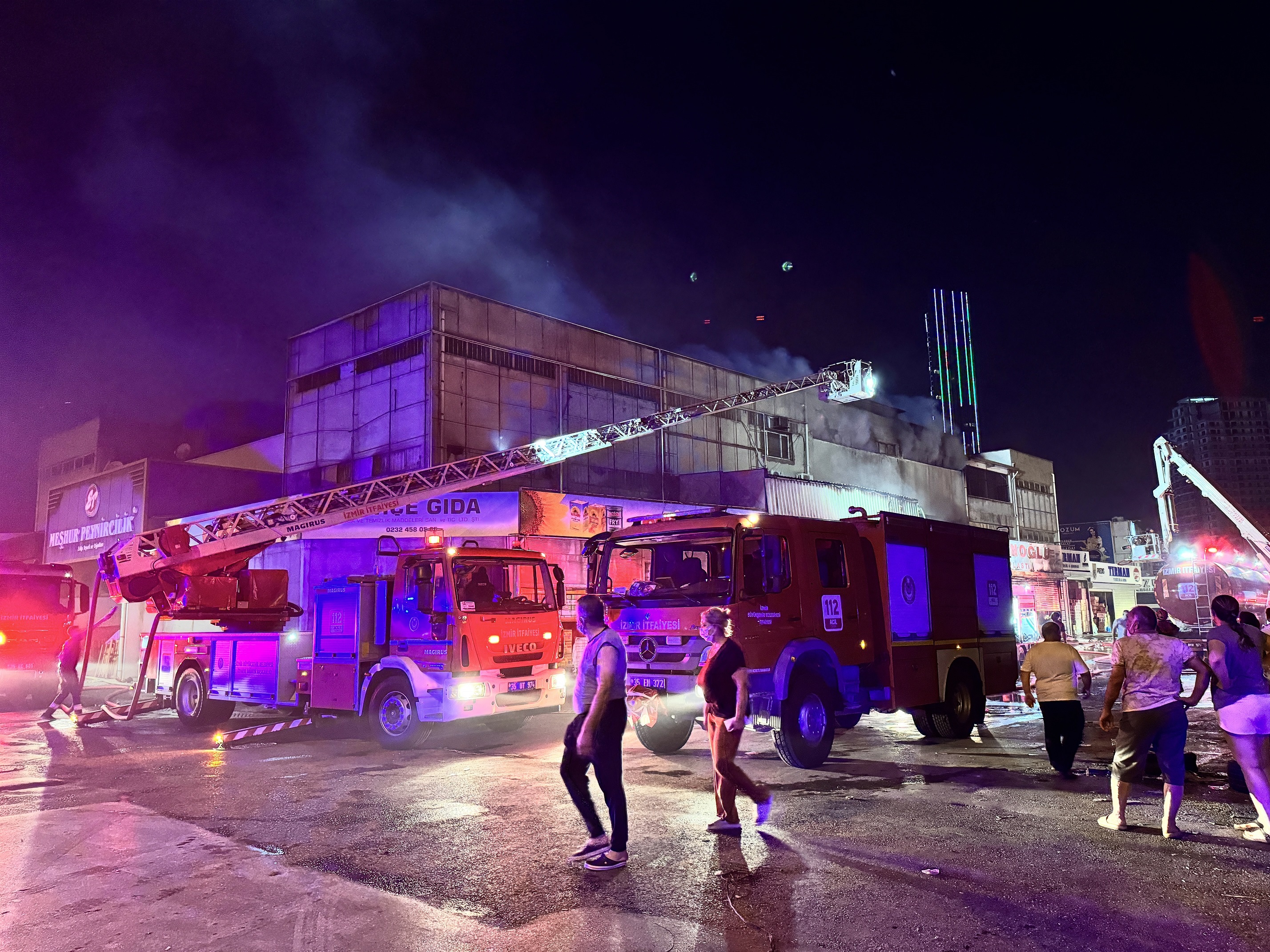 Plastik ambalaj dükkanında çıkan yangın söndürüldü