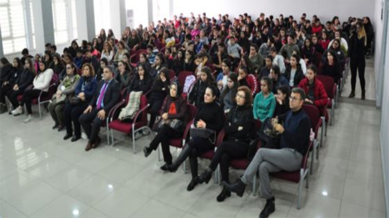Öğrencilere ‘moda’ semineri