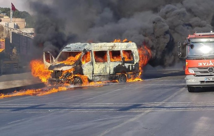 Bodrum'da Korku Dolu Anlar! Minibüs Bir anda alev aldı!