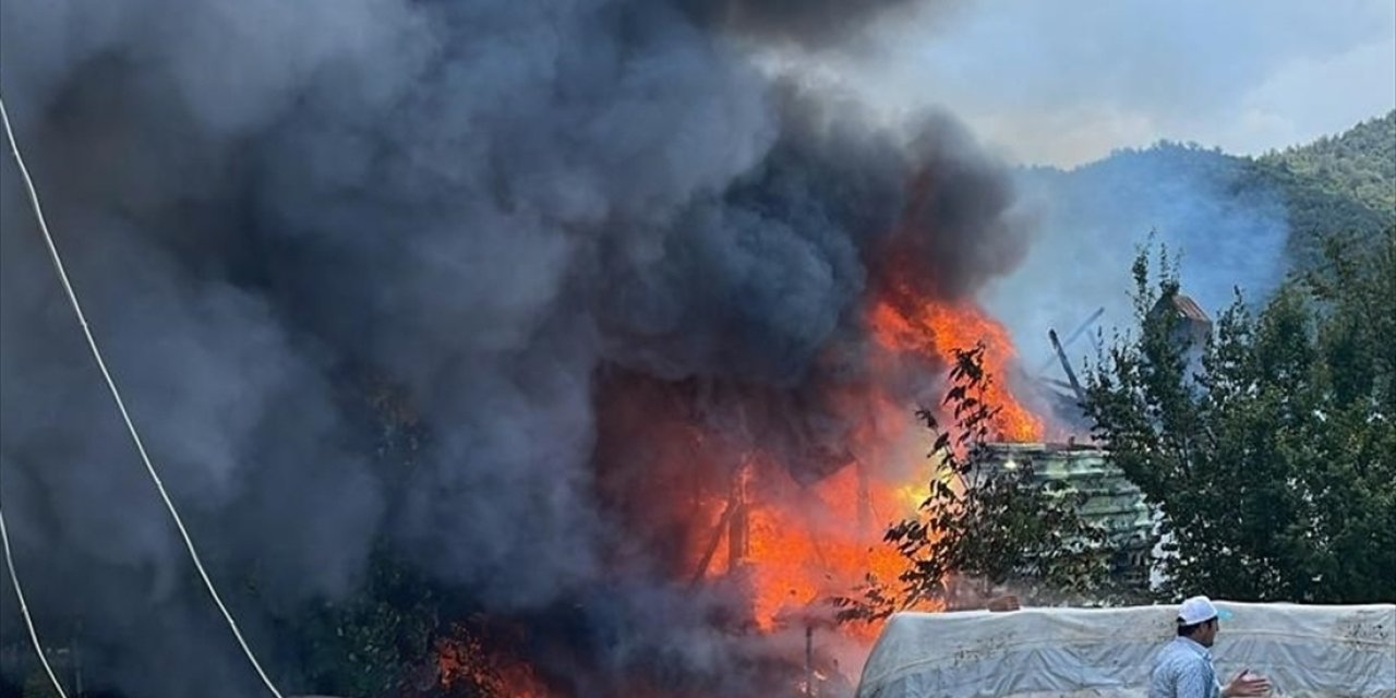 Muğla'da yangın çıkan ev kullanılamaz hale geldi