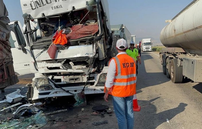 Feci kaza! 7 araç birbirine girdi: Ölü ve yaralılar var