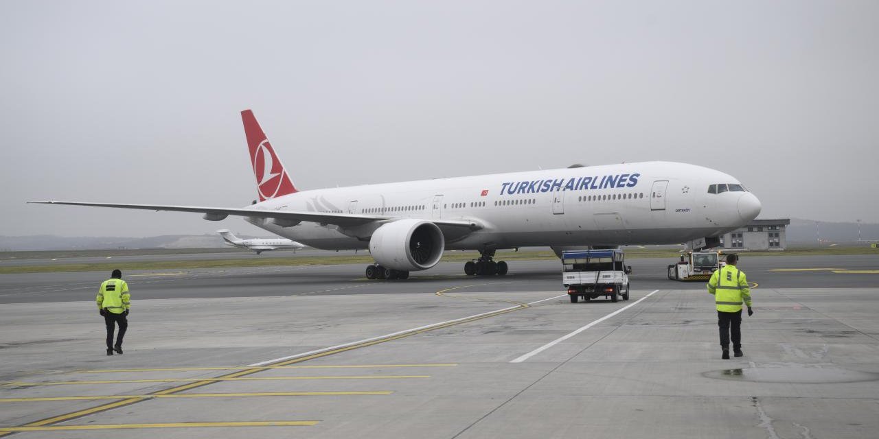 Kokpit camı çatlayan THY uçağı havalimanına geri döndü