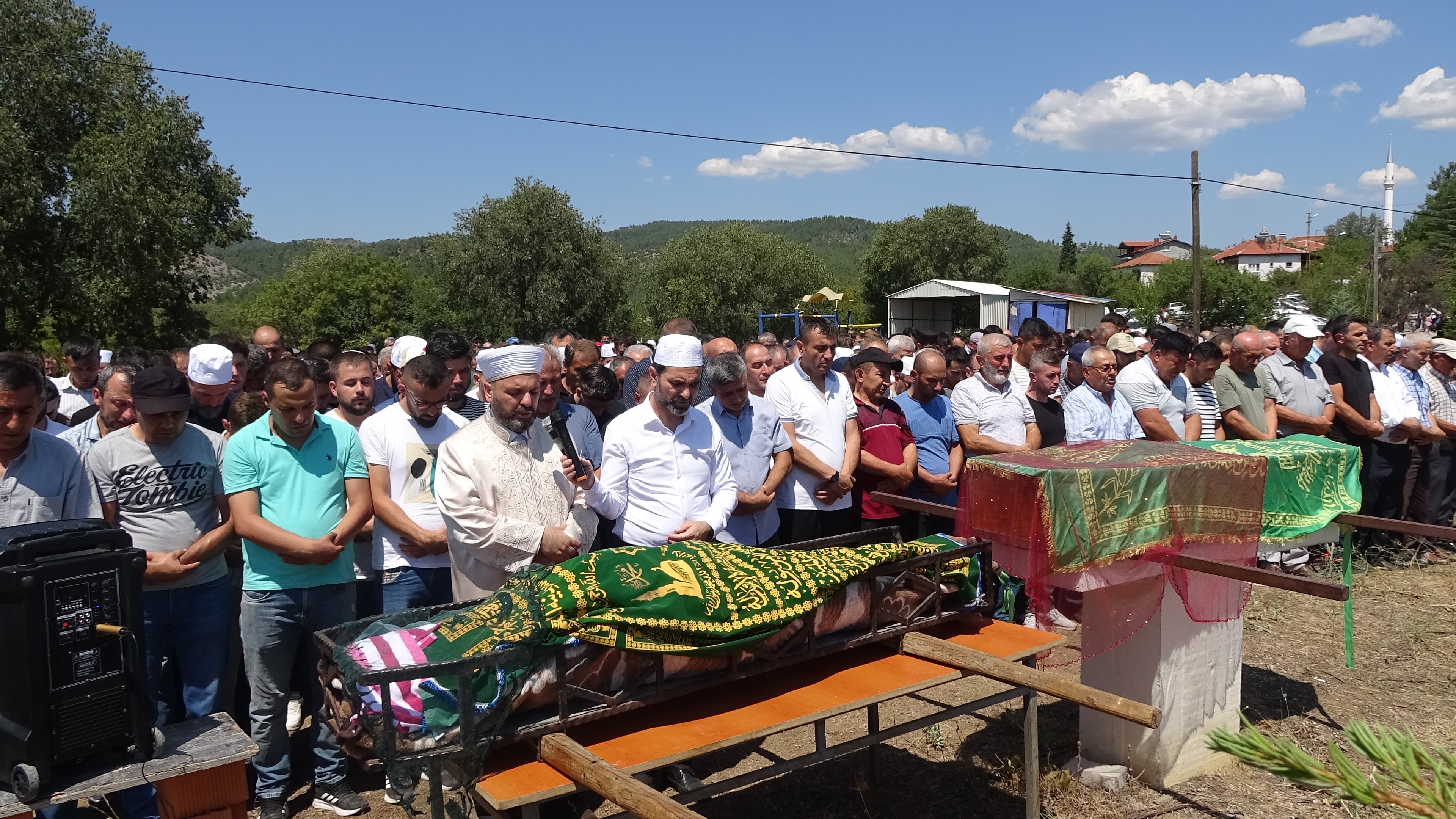 Ölümün ayıramadığı gelinle damat gözyaşlarıyla uğurlandı