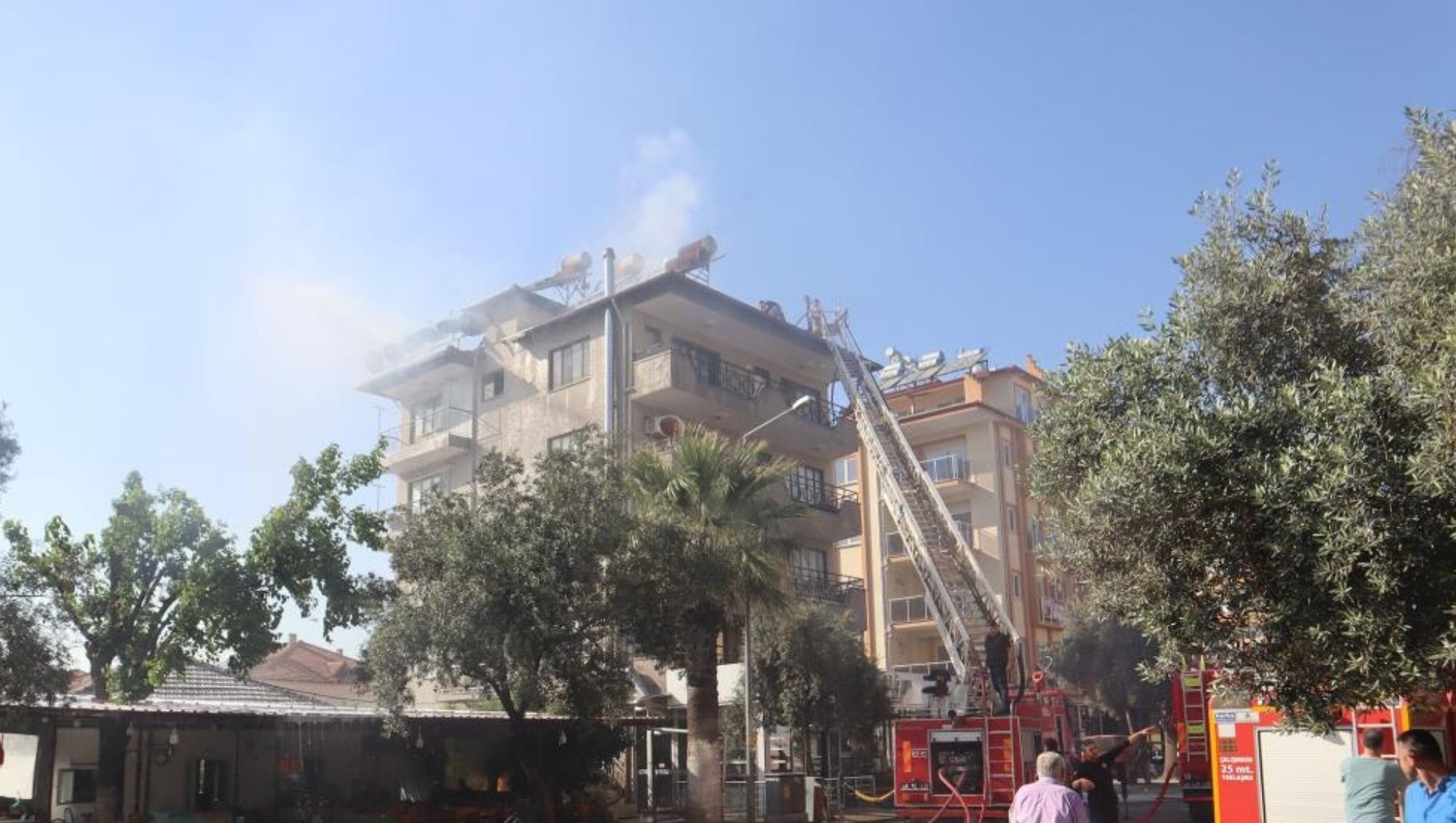 Ortaca’da 5 katlı binanın çatı katında yangın