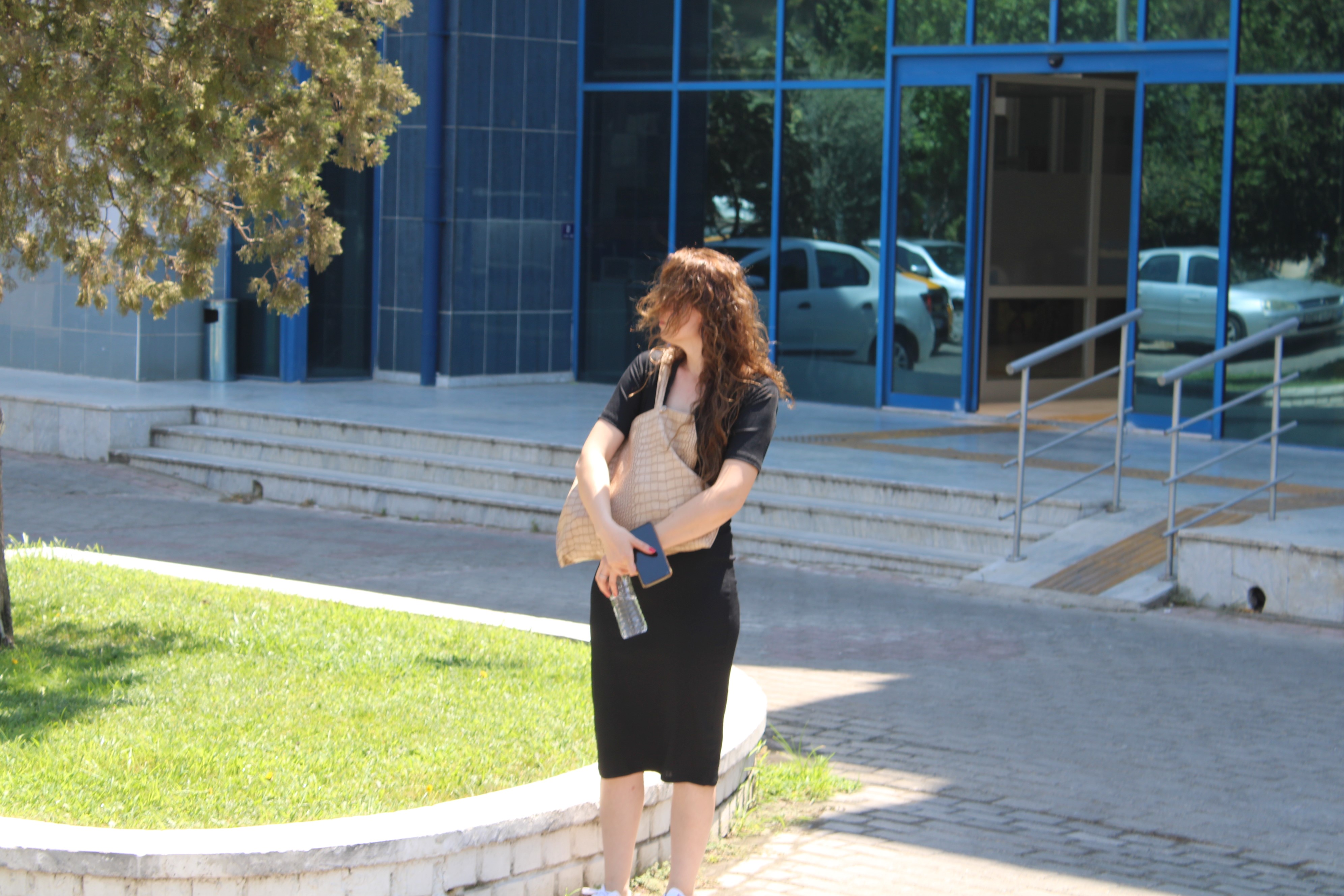 İş yerine girişi yasaklandı, mesaisini kapının önünde tamamlıyor