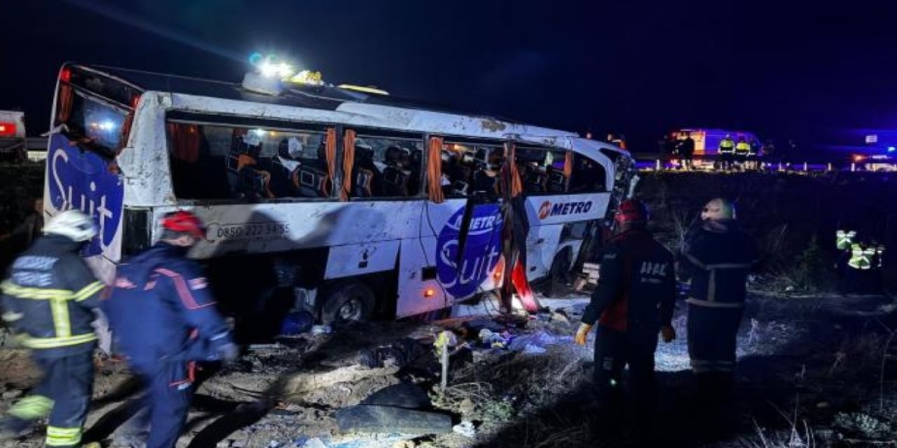 Otoyolda otobüs şarampole devrildi: 2 ölü, 40 yaralı