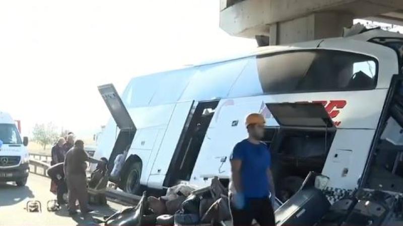 Sabah saatlerinde feci kaza : Çok sayısıda ölü ve yaralı var