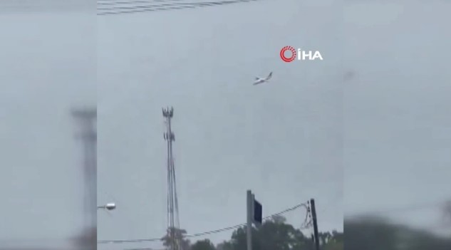 62 kişiyi taşıyan yolcu uçağı düştü! O anlar kamerada