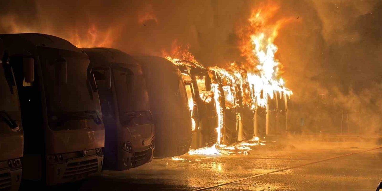 Isuzu servis otoparkında yangın: 15 araçtan geriye iskeletleri kaldı