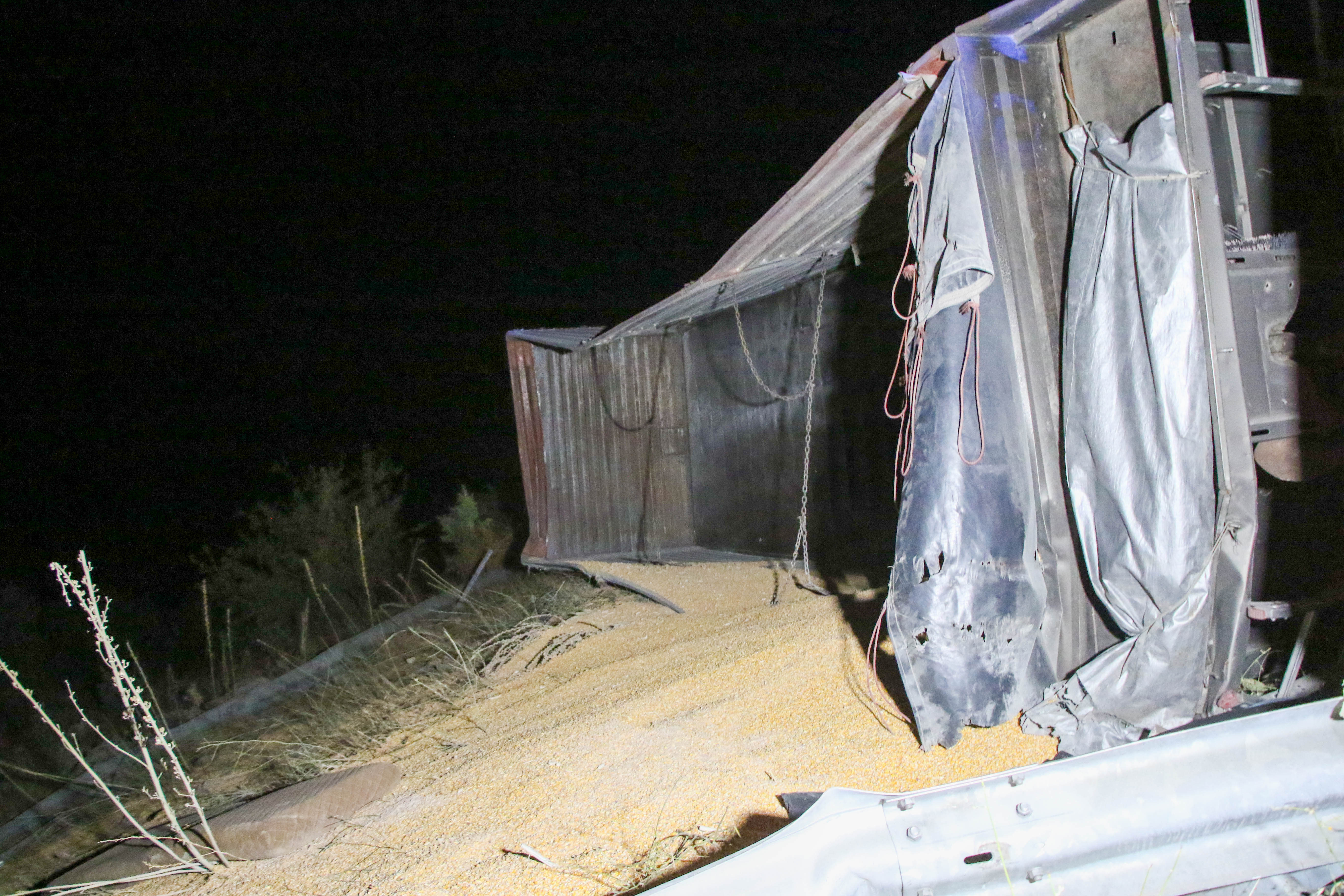 Mısır yüklü tır devrildi