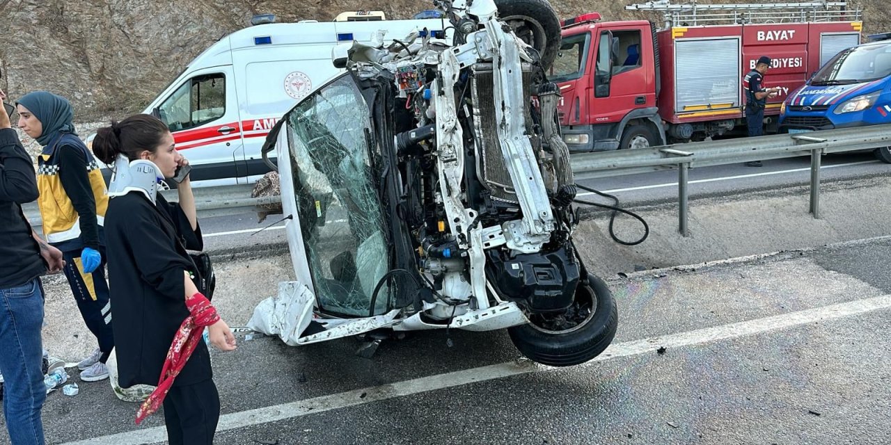 Takla attı, hızını refüje kesti: Yaralılar var