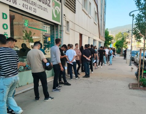 100 işçinin alınacağı duyuruldu! Kuyruğun ucu bucağı görünmedi!