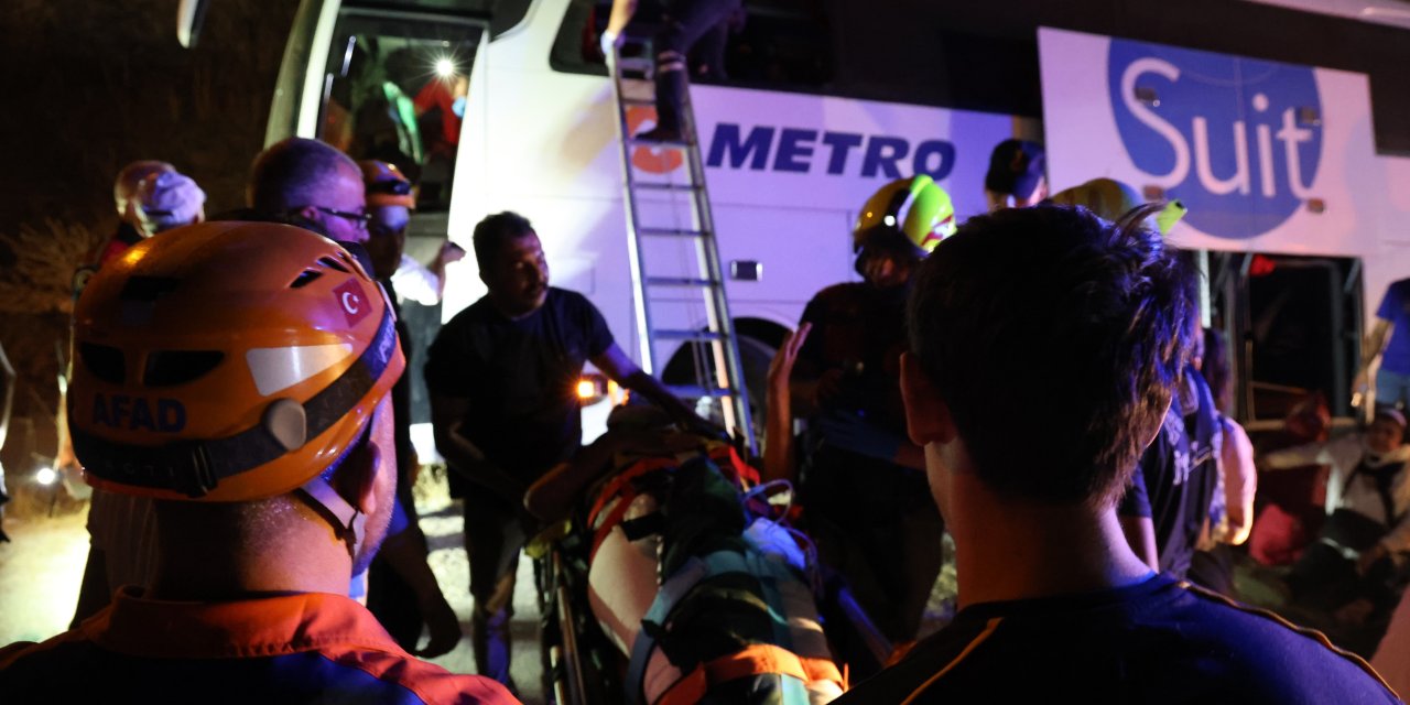 Feci kaza! Yolcu otobüsü kontrolden çıktı : Ölü ve yaralılar var