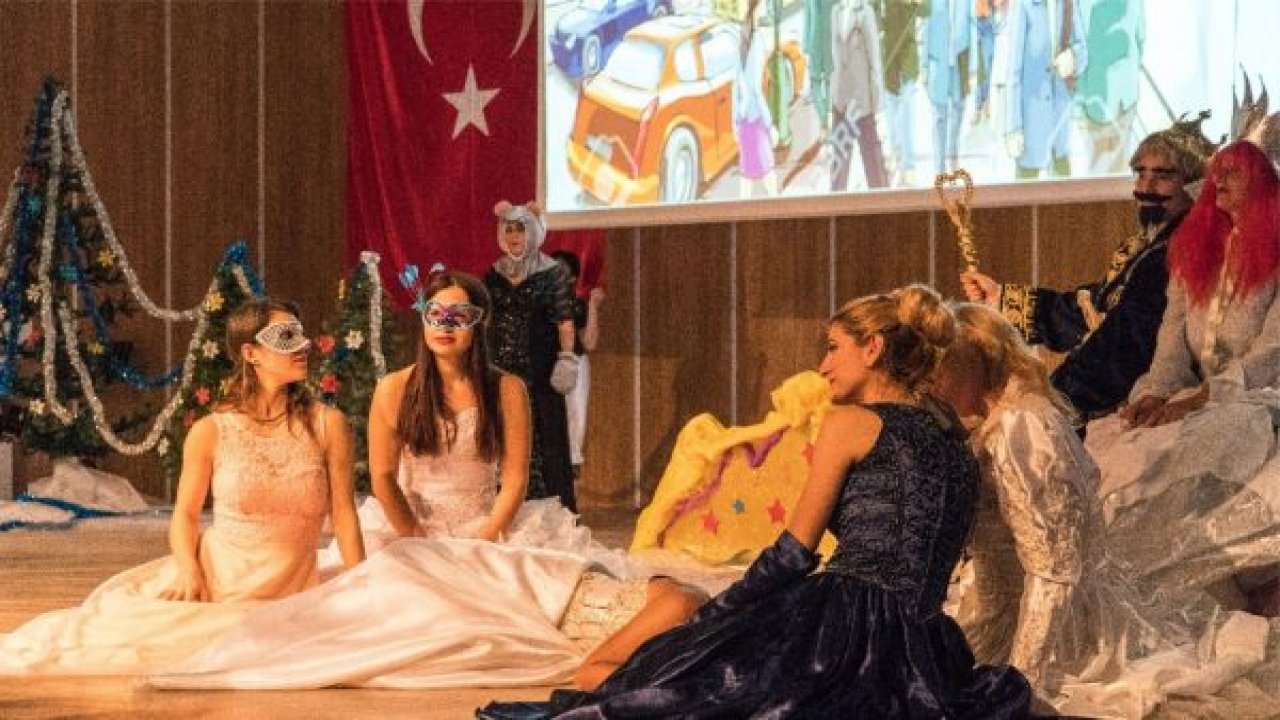 Veliler ve öğretmenler sahnede