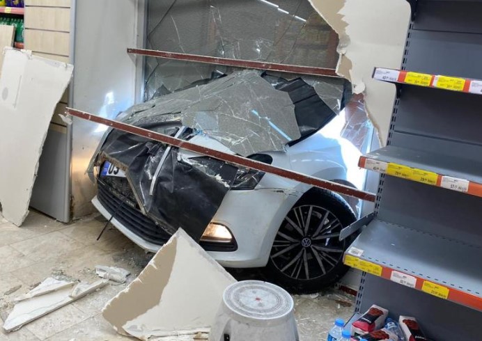 Kontrolden çıkan otomobil markete daldı!