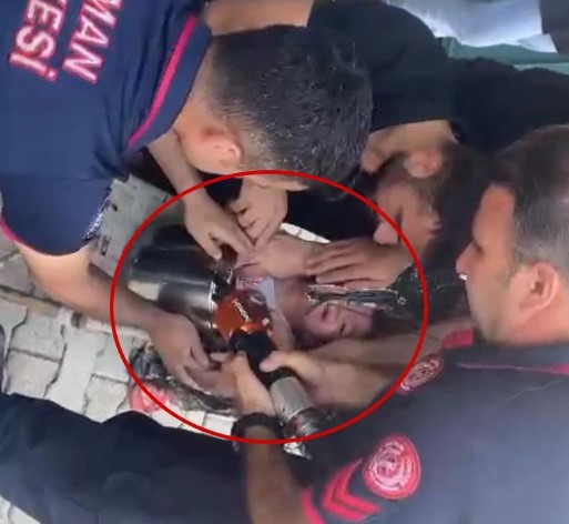 2 yaşındaki çocuk düdüklü tencereye sıkıştı!