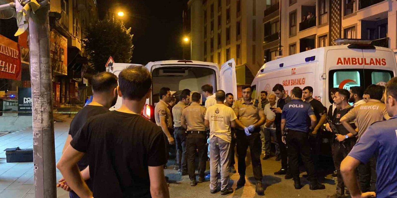 Caddede yürüyen 3 kişiye silahlı saldırı: 1 ölü, 1 yaralı