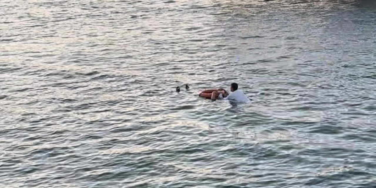 Feribottan suya düşen kadın kurtarıldı