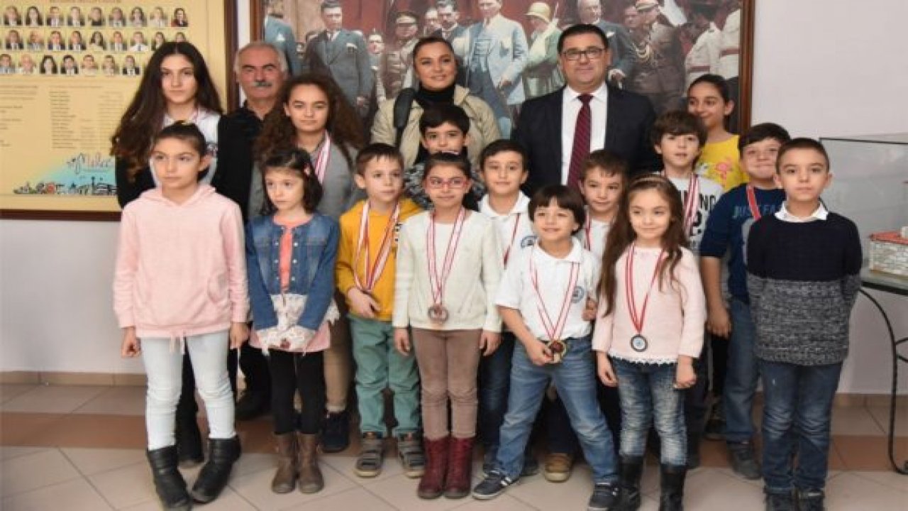 Madalyalarını Başkana getirdiler