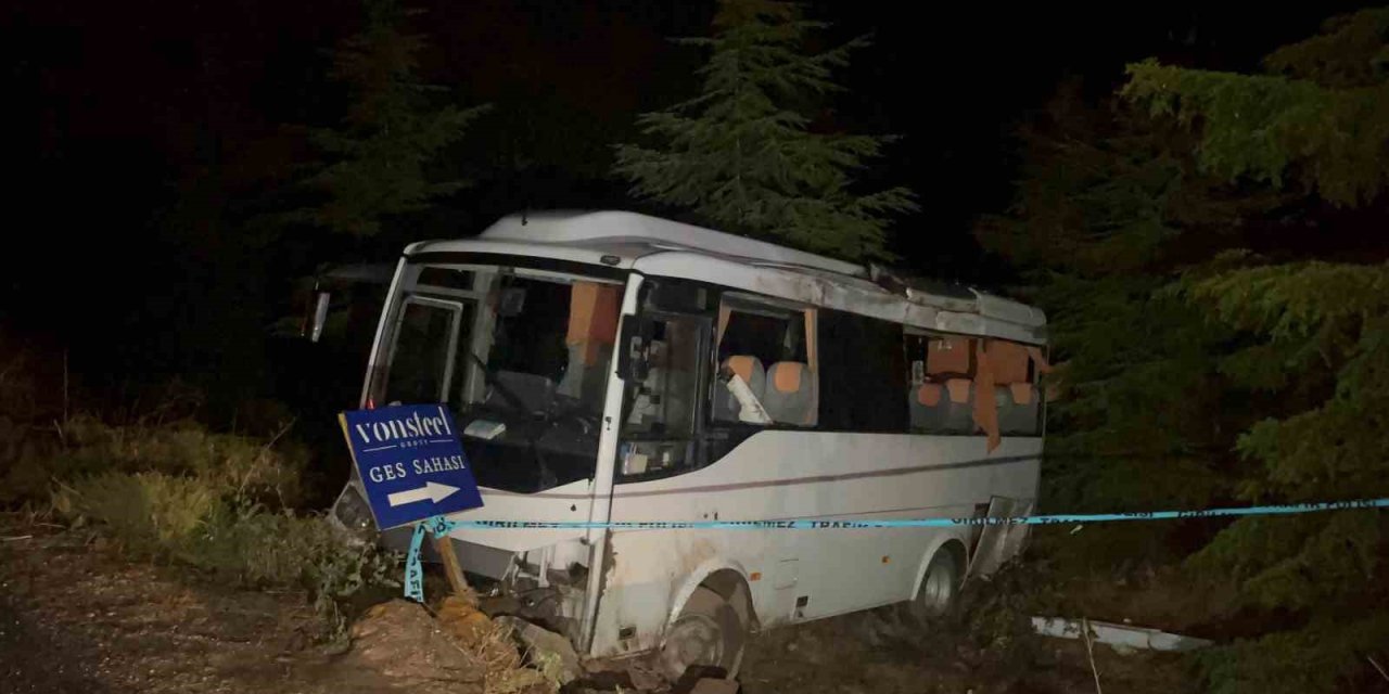 Polis memurlarını taşıyan midibüs şarampole uçtu: 14’ü polis 15 yaralı