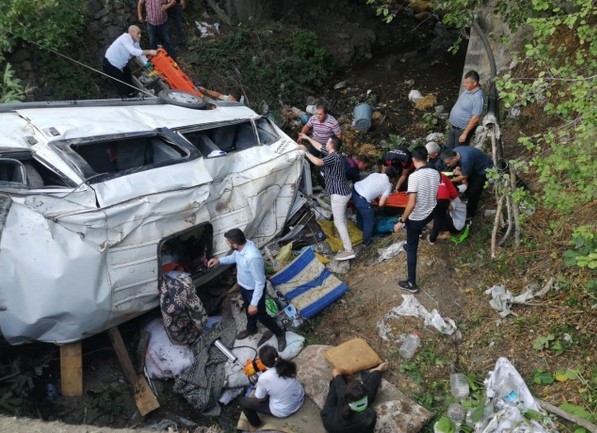 Minibüs şarampole uçtu! 1 çocuk öldü, çok sayıda yaralı var